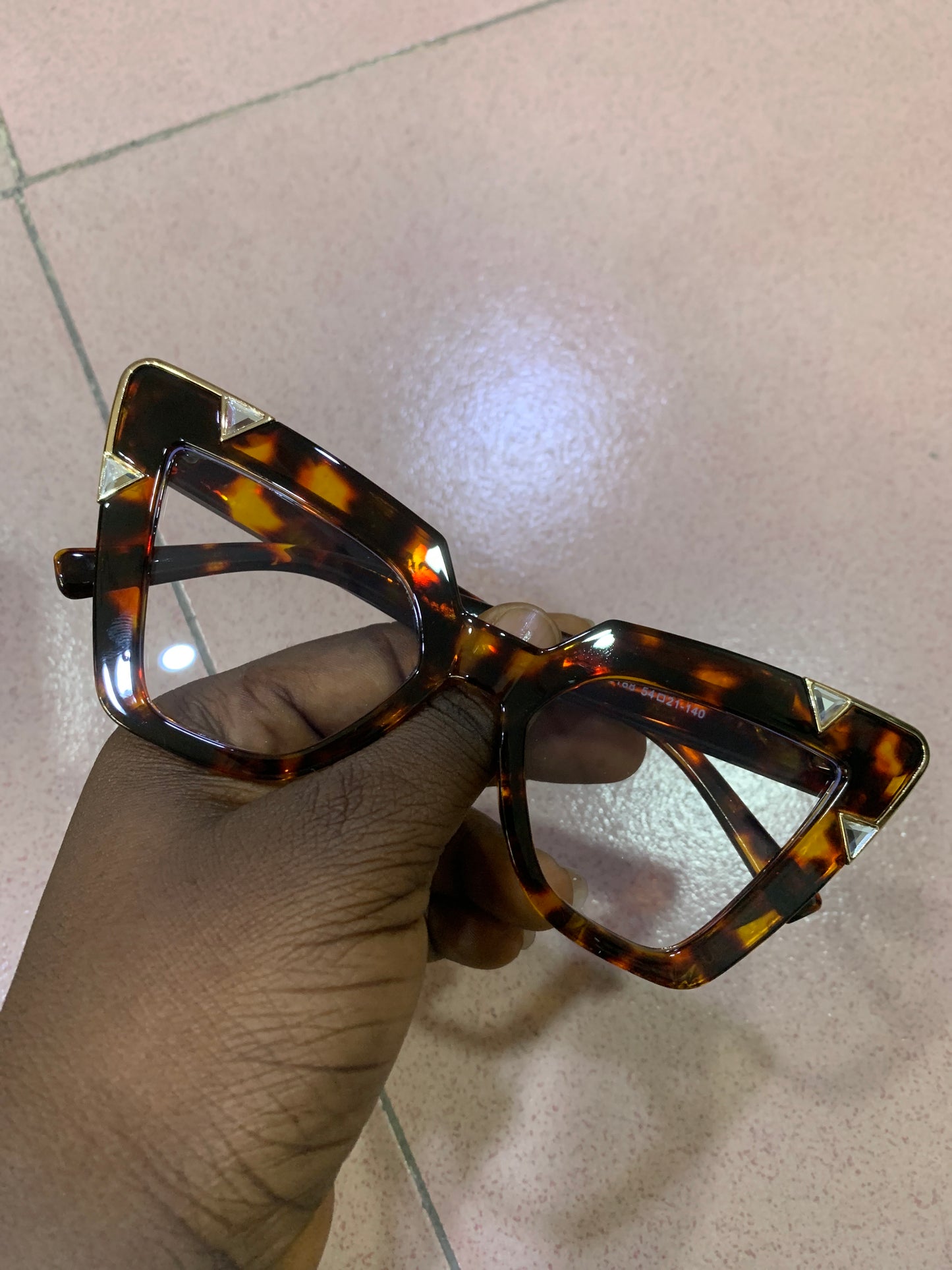IRREGULER ANGLED GLASSES